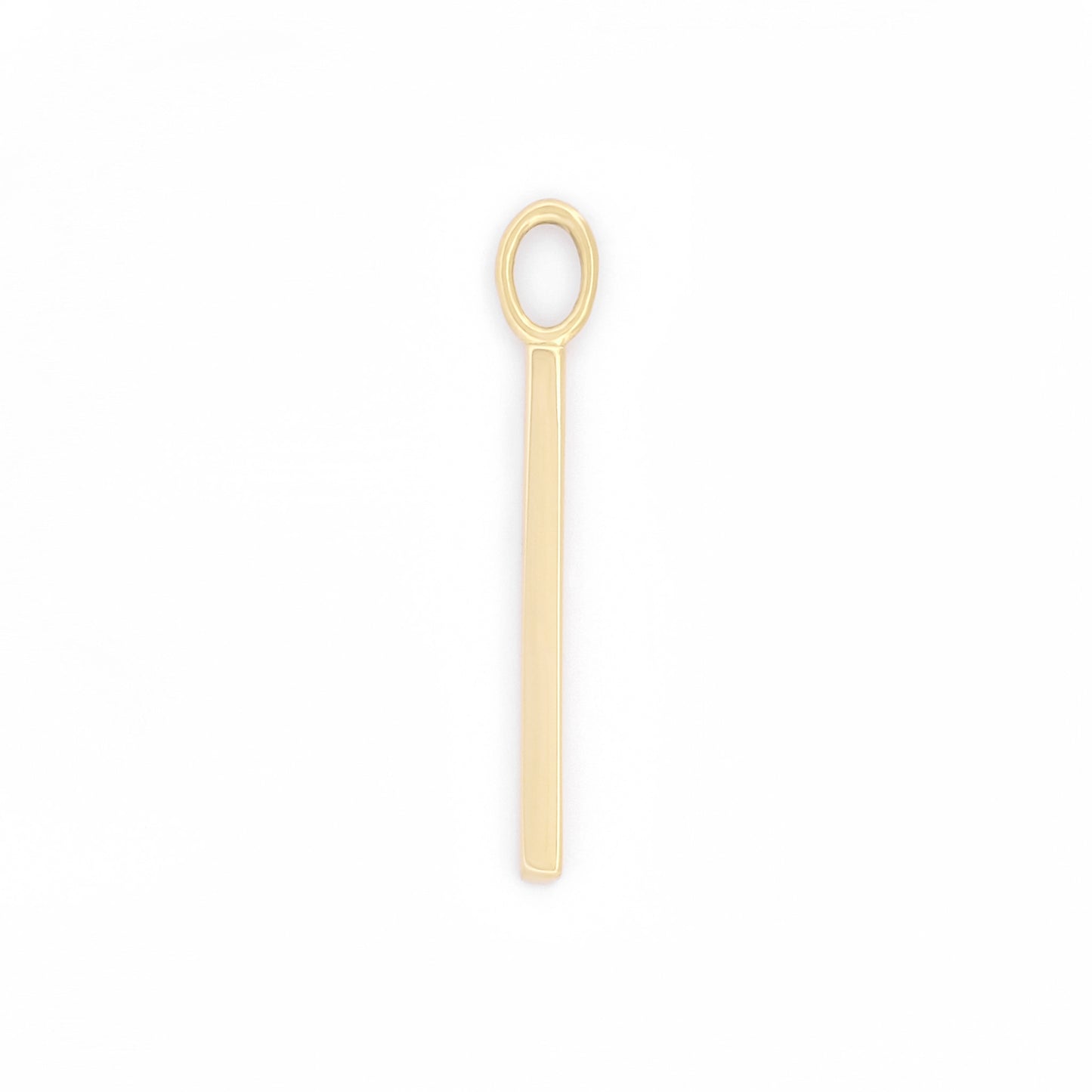 Stabförmiger Anhänger für Halsketten aus 14k Gelbgold vor weißem Hintergrund.