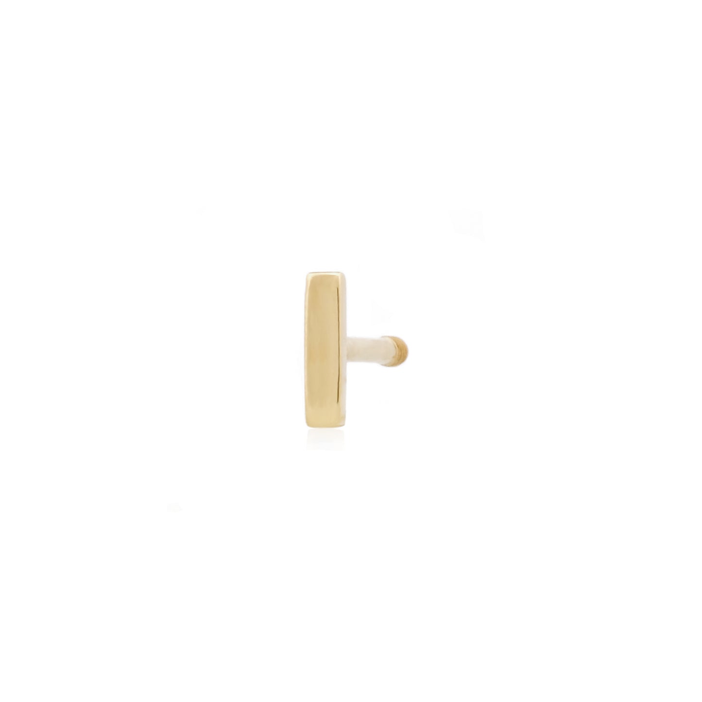 Angewinkelte Vorderansicht des Bar Studs aus 14k Gelbgold vor weißem Hintergrund.