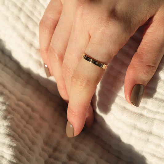 Bandring aus 14k Echtgold mit der Gravur "Anton und Maia" auf der Außenseite.