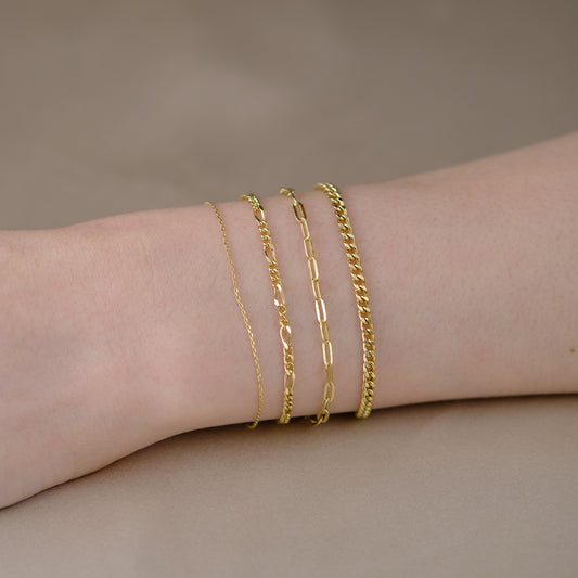 Handgelenk mit vier Armbändern aus 14k Echtgold der Marke ayu.