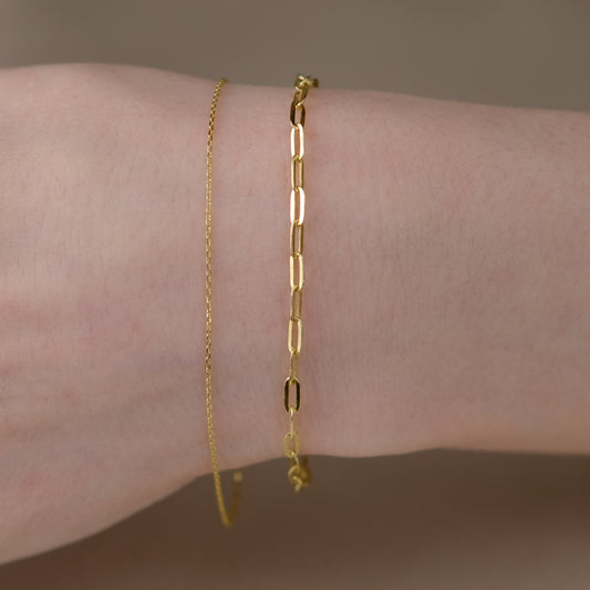 Nahaufnahme von Paperclip Chain Bracelet & Essential Anchor Chain Bracelet getragen.