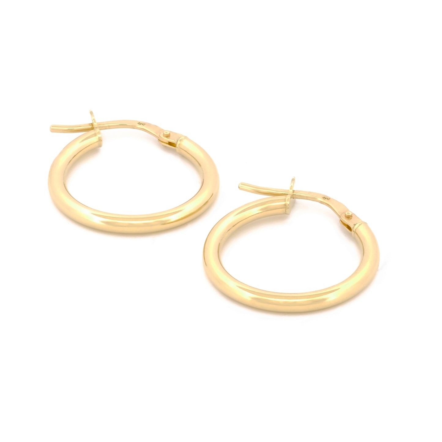 Classic Hoops in Größe M aus 14k Gelbgold liegen auf weißem Hintergrund.