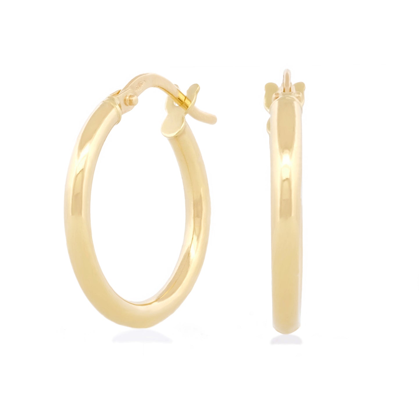 Vorderansicht der Classic Hoops in Größe M aus 14k Gelbgold vor weißem Hintergrund.