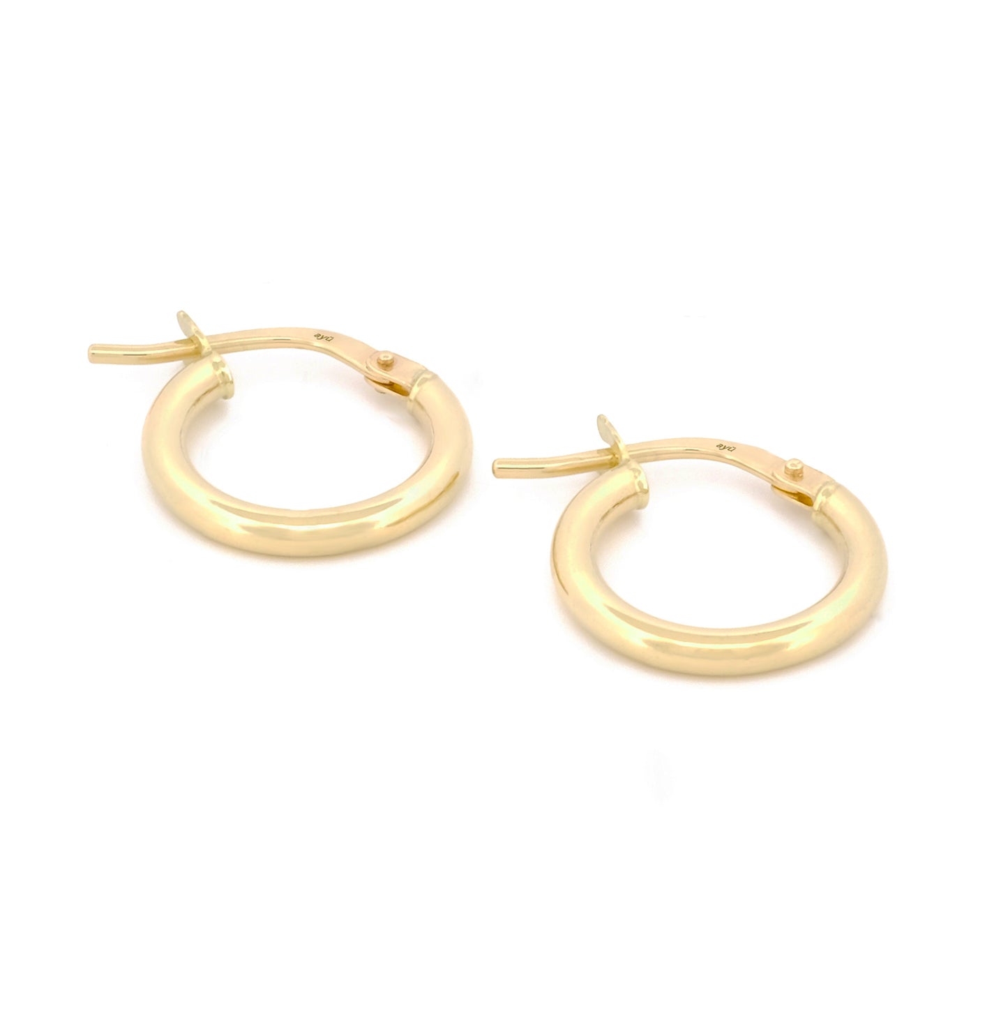 Classic Hoops in Größe S aus 14k Gelbgold liegen auf weißem Hintergrund.