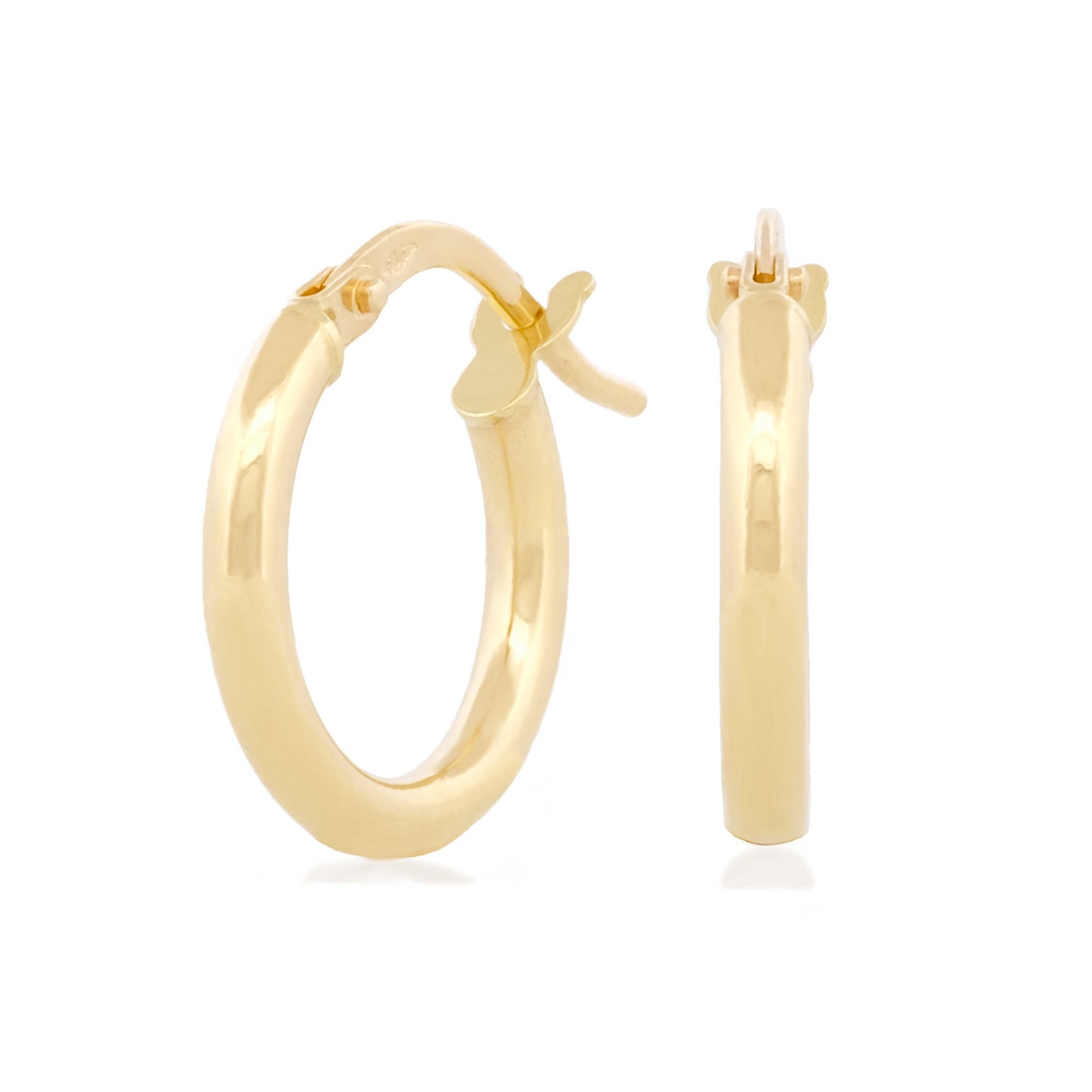 Vorderansicht der Classic Hoops in Größe S aus 14k Gelbgold vor weißem Hintergrund.