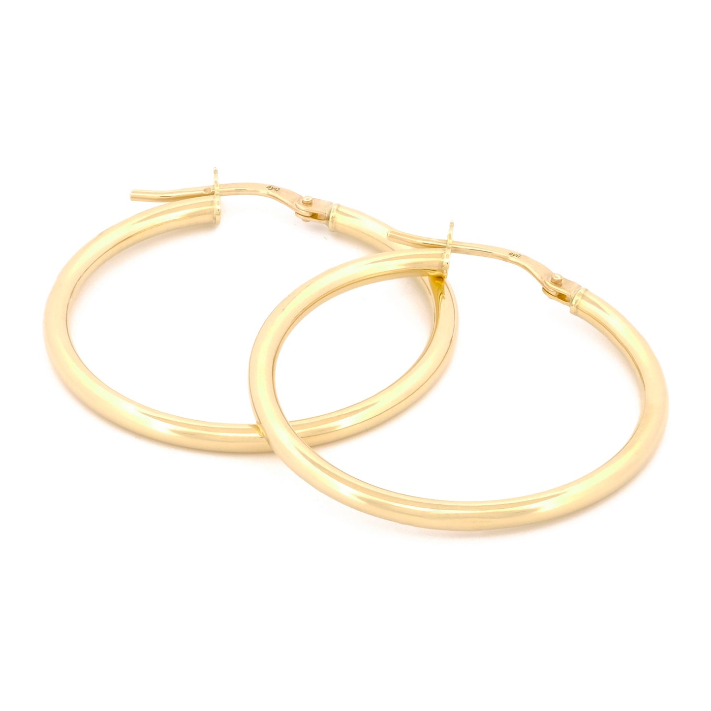 Classic Hoops in Größe XL aus 14k Gelbgold liegen auf weißem Hintergrund.