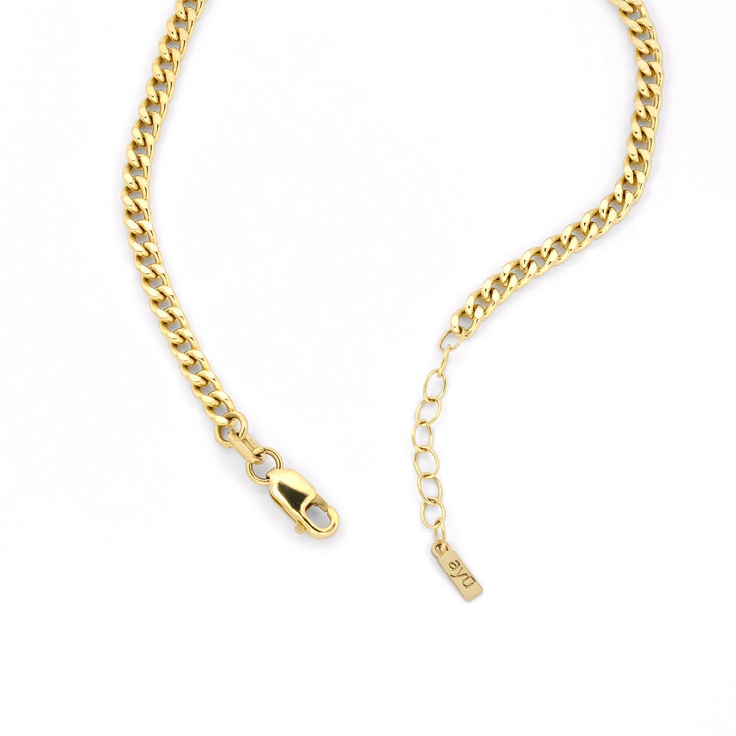 Detailansicht Verschluss mit Verlängerungskette eines Panzer-Armbands aus 14k Gelbgold vor weißem Hintergrund.