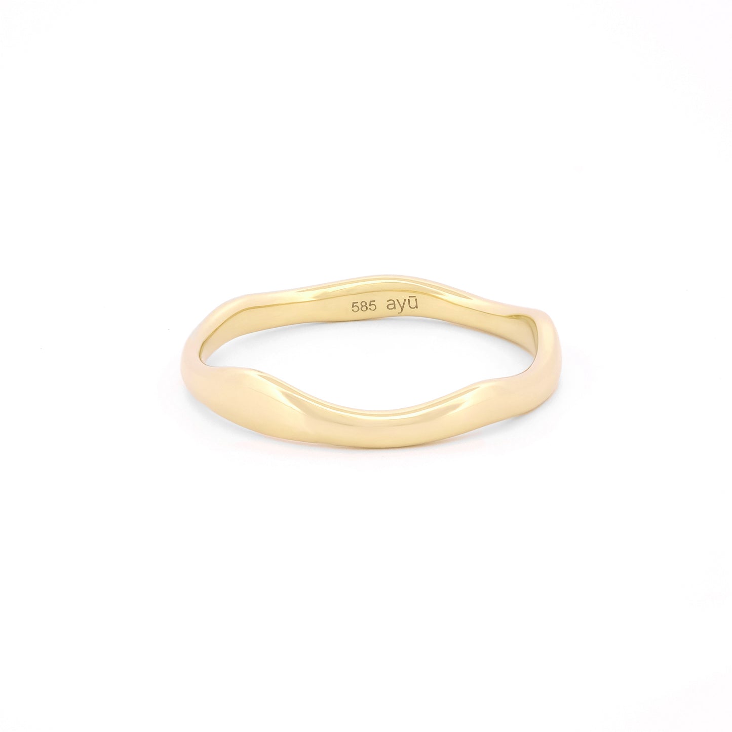 Vorderansicht eines unregelmäßig geschwungenen Rings aus 14k Gelbgold auf weißem Hintergrund.