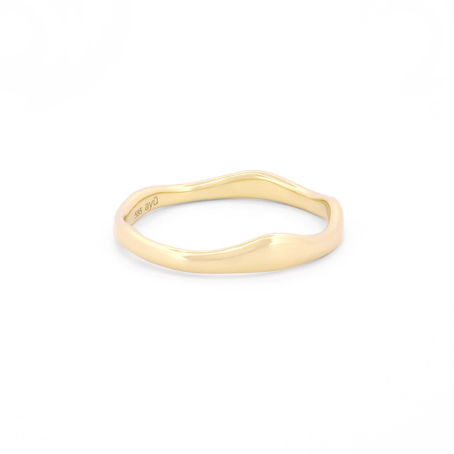 Seitenansicht eines unregelmäßig geschwungenen Rings aus 14k Gelbgold auf weißem Hintergrund.