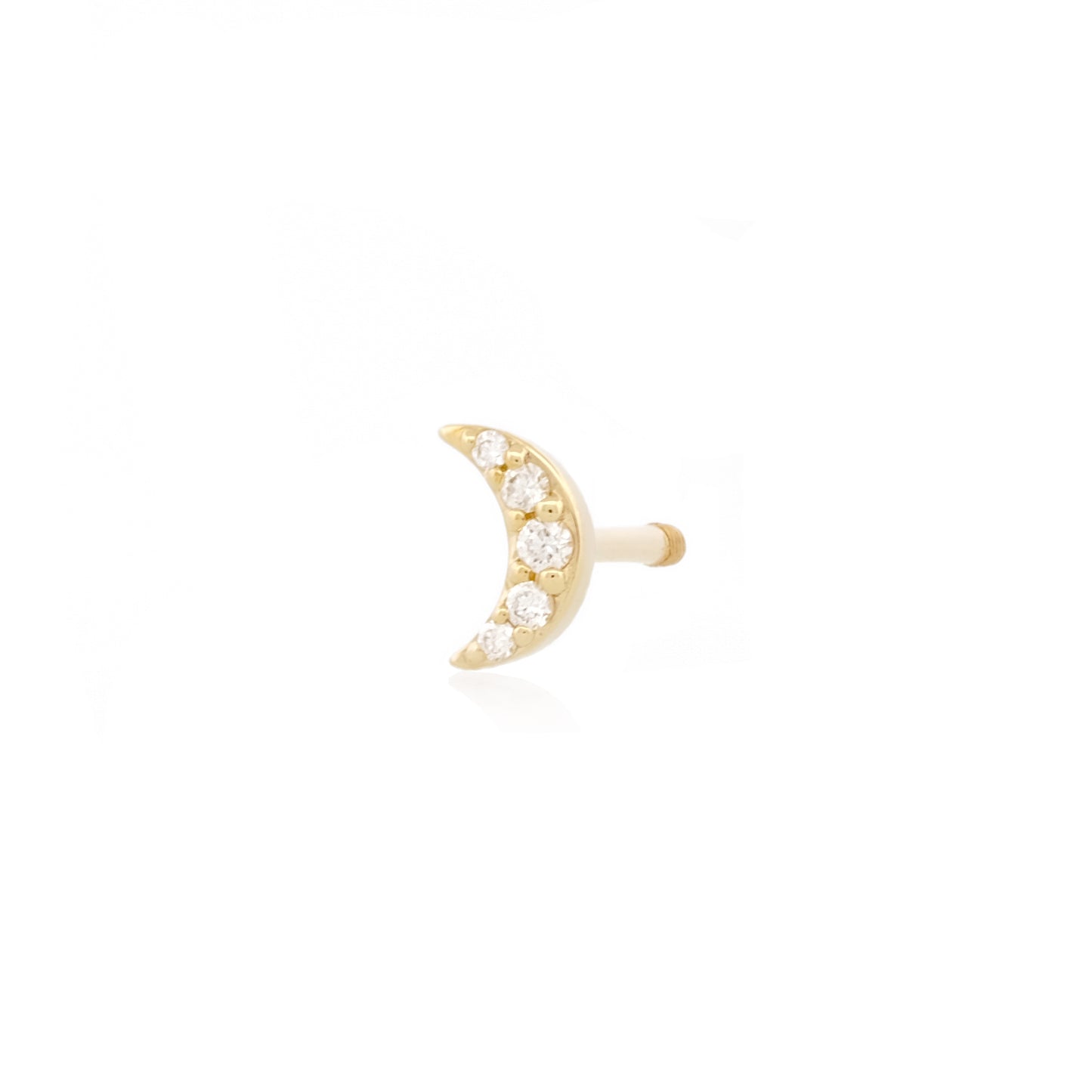 Angewinkelte Vorderansicht des Diamond Moon Studs aus 14k Gelbgold und 5 Diamanten vor weißem Hintergrund.