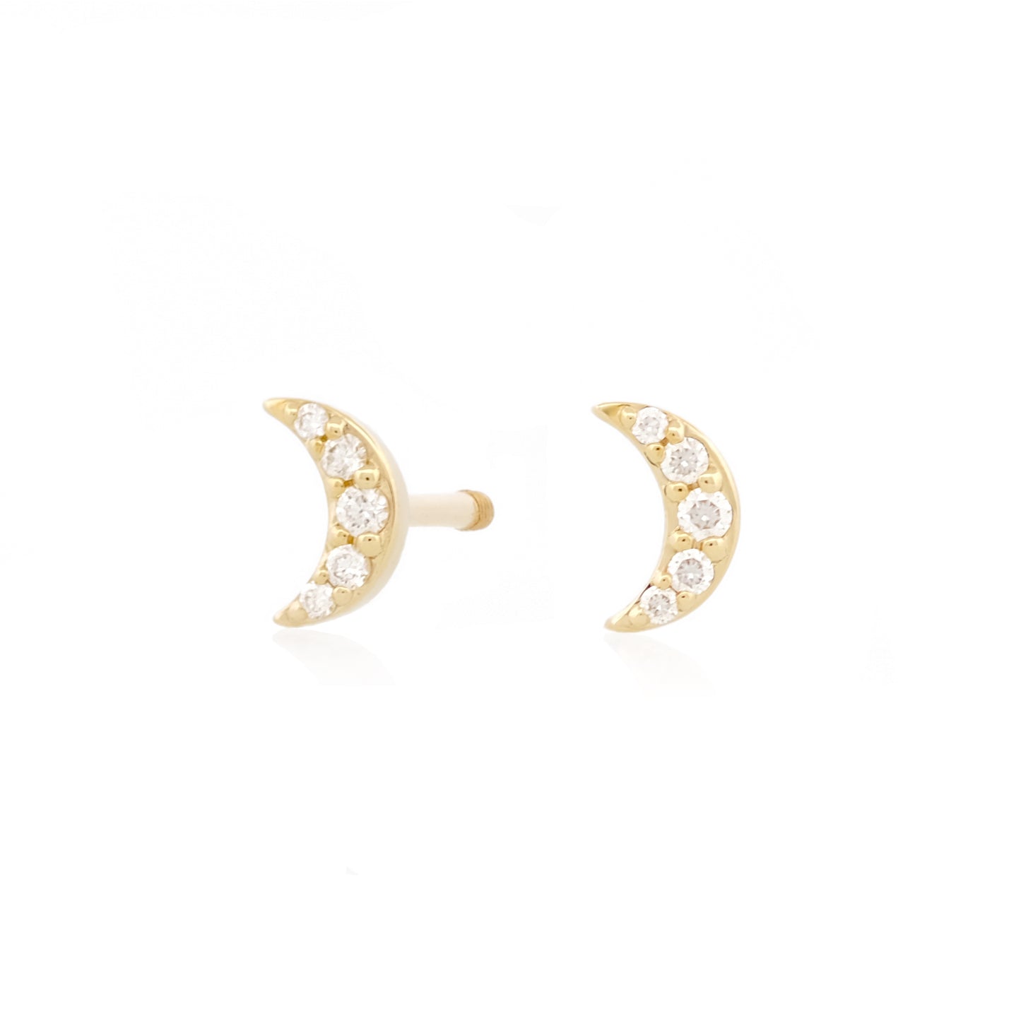 Vorderansicht eines Paars des Diamond Moon Studs aus 14k Gelbgold und 5 Diamanten vor weißem Hintergrund.
