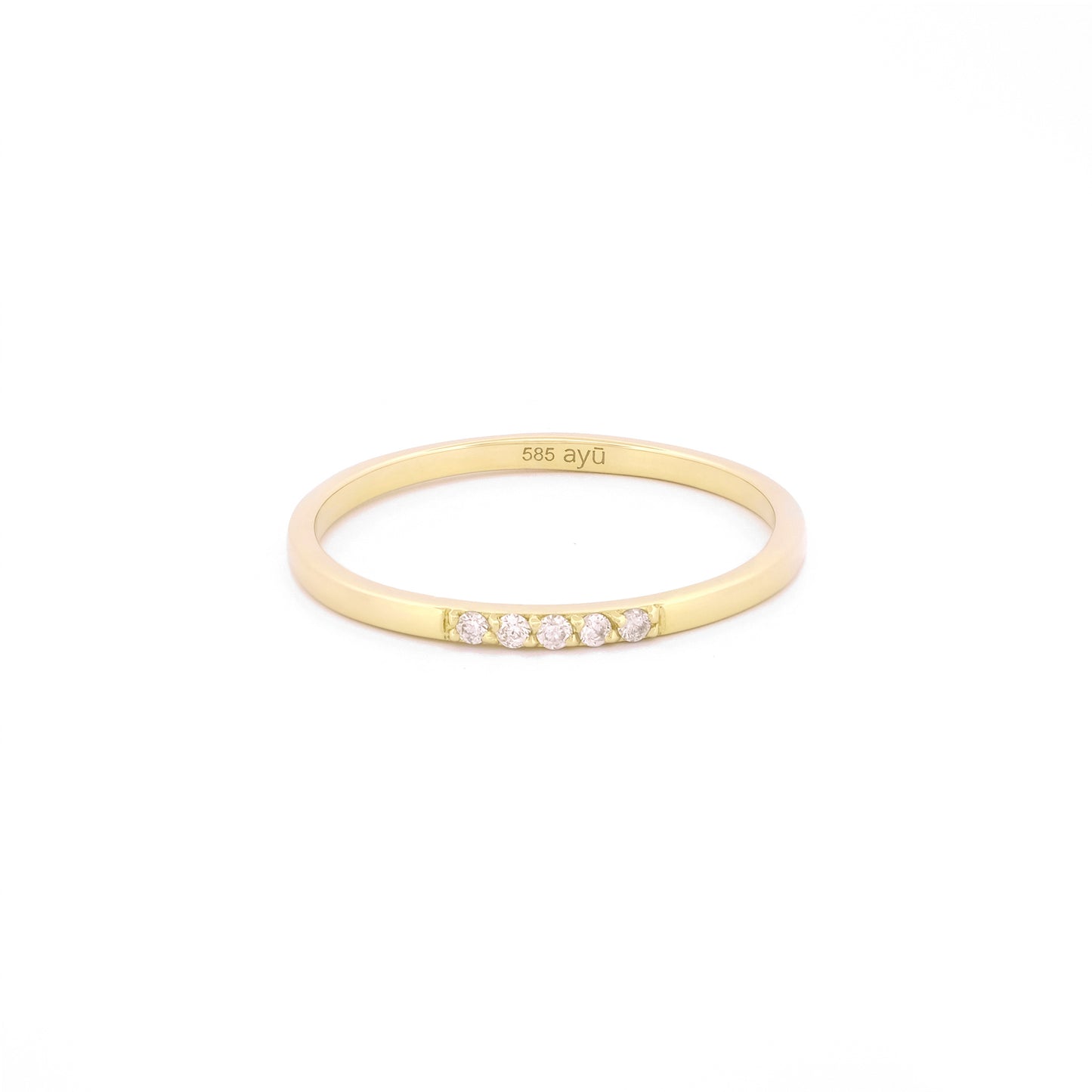 Vorderansicht des Diamond Row Stacking Rings aus 14k Gelbgold mit 5 weißen Diamanten auf weißem Hintergrund.