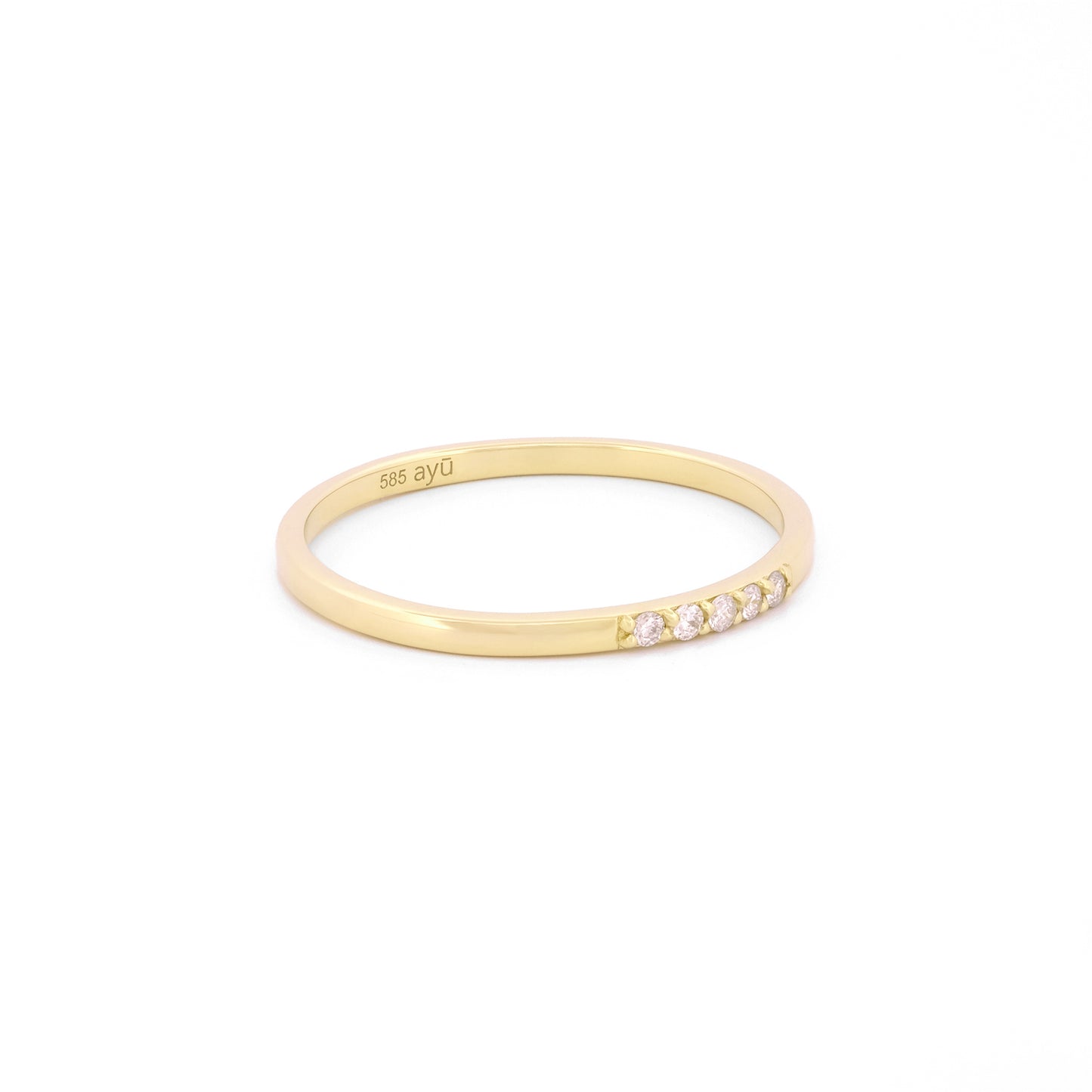 Seitenansicht eines schmalen Rings aus 14k Gelbgold mit 5 weißen Diamanten auf weißem Hintergrund.