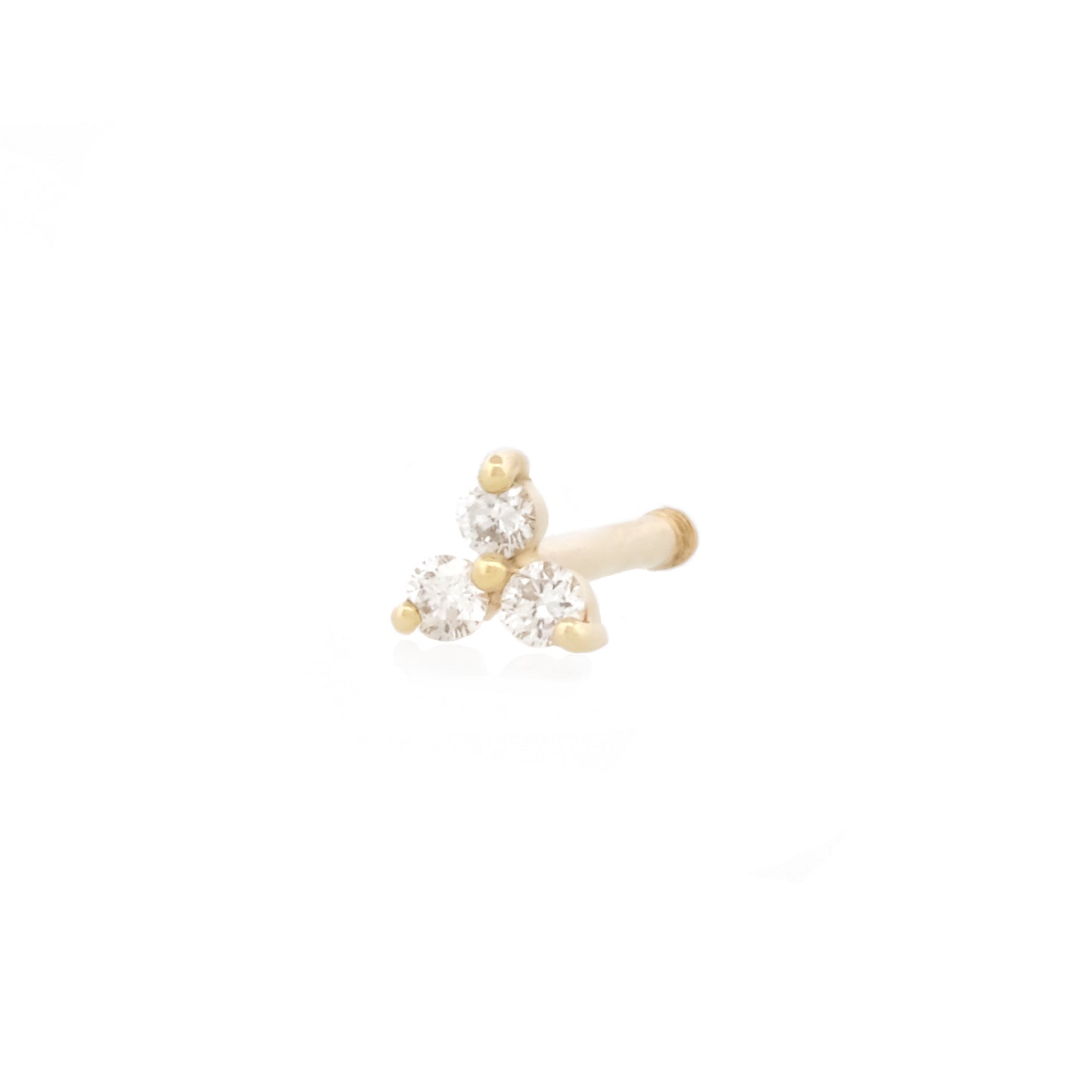 Angewinkelte Vorderansicht des Diamond Trinity Studs aus 14k Gelbgold und 3 Diamanten vor weißem Hintergrund.