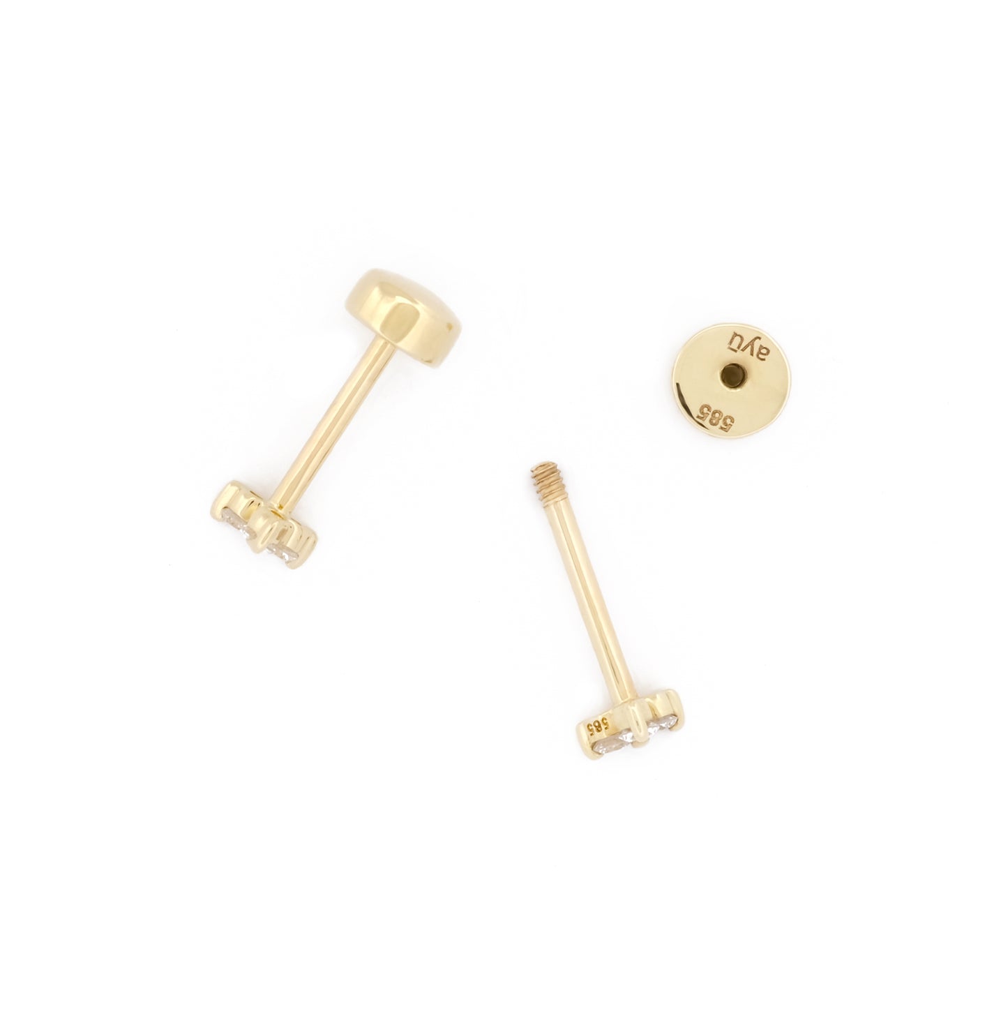 Detailansicht Drehverschluss des Diamond Trinity Studs aus 14k Gelbgold und 3 Diamanten, liegend auf weißem Untergrund.