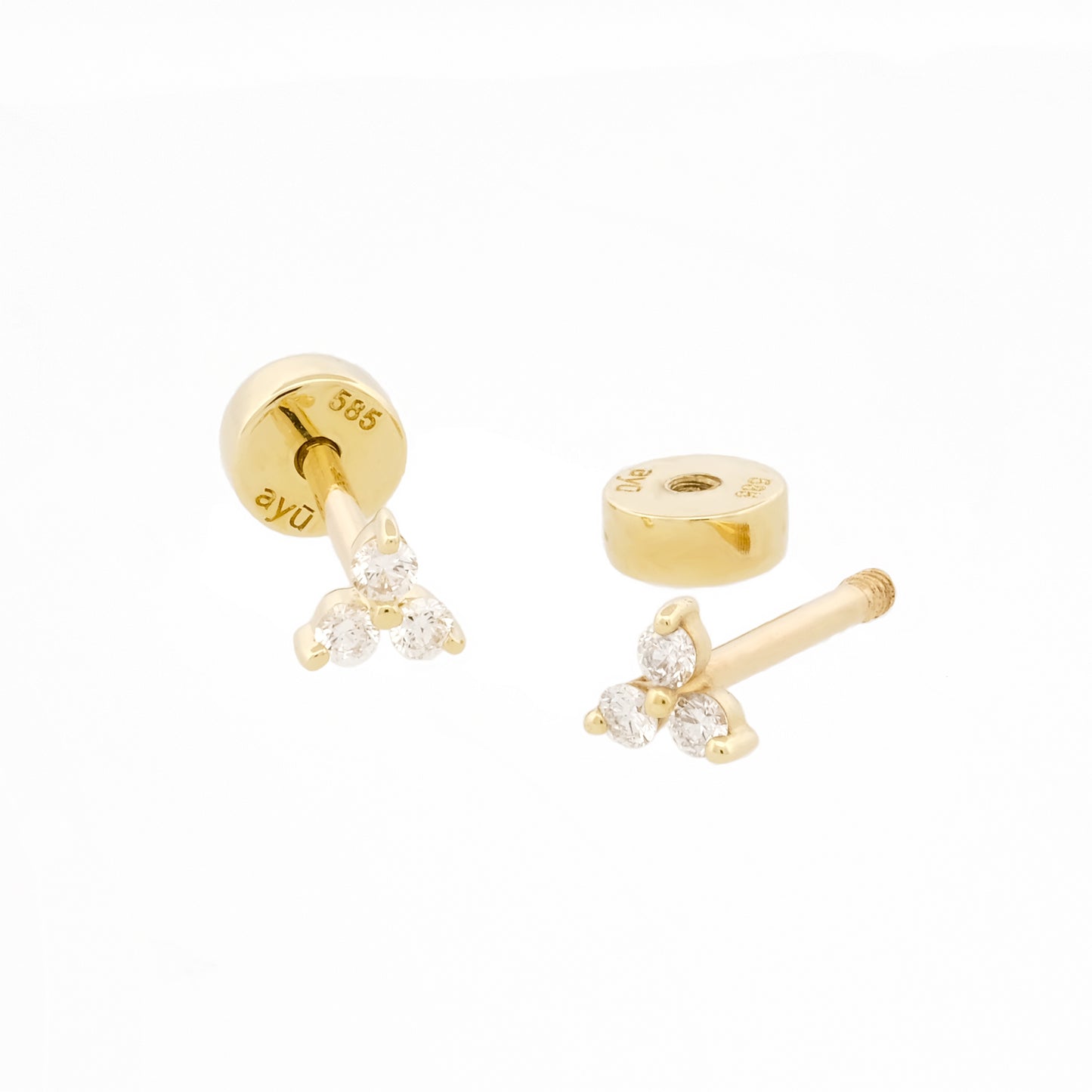 Vorderansicht eines Paars des Diamond Trinity Studs aus 14k Gelbgold und 3 Diamanten, liegend auf weißem Untergrund.