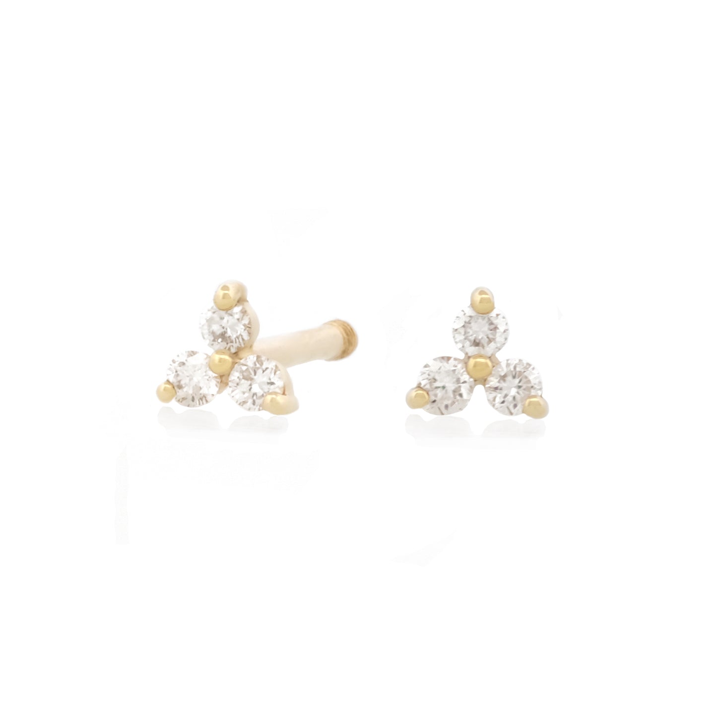 Vorderansicht eines Paars des Diamond Trinity Studs aus 14k Gelbgold und 3 Diamanten vor weißem Hintergrund.