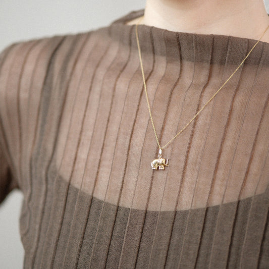 Model trägt eine Kette mit Elefant-Anhänger aus 14k Echtgold.