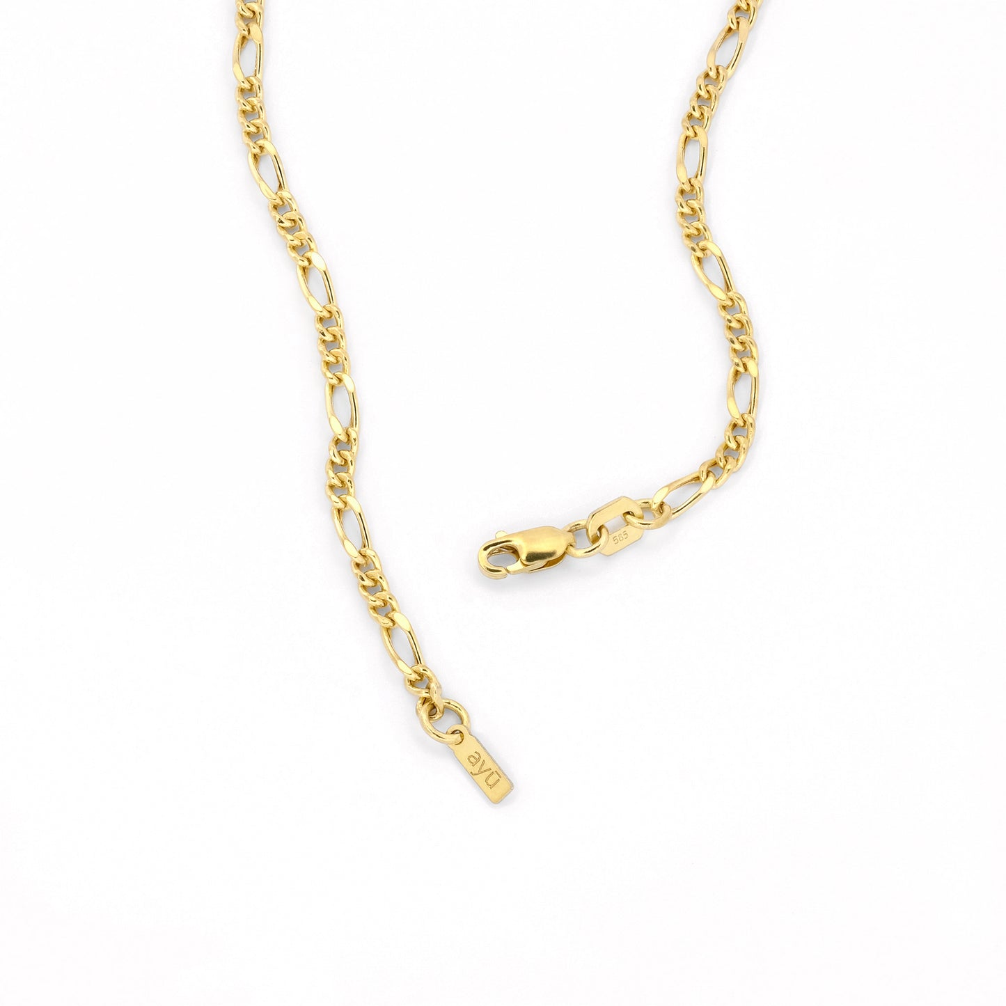 Detailansicht Karabiner-Verschluss eines Figaro-Armbands aus 14k Gelbgold vor weißem Hintergrund.