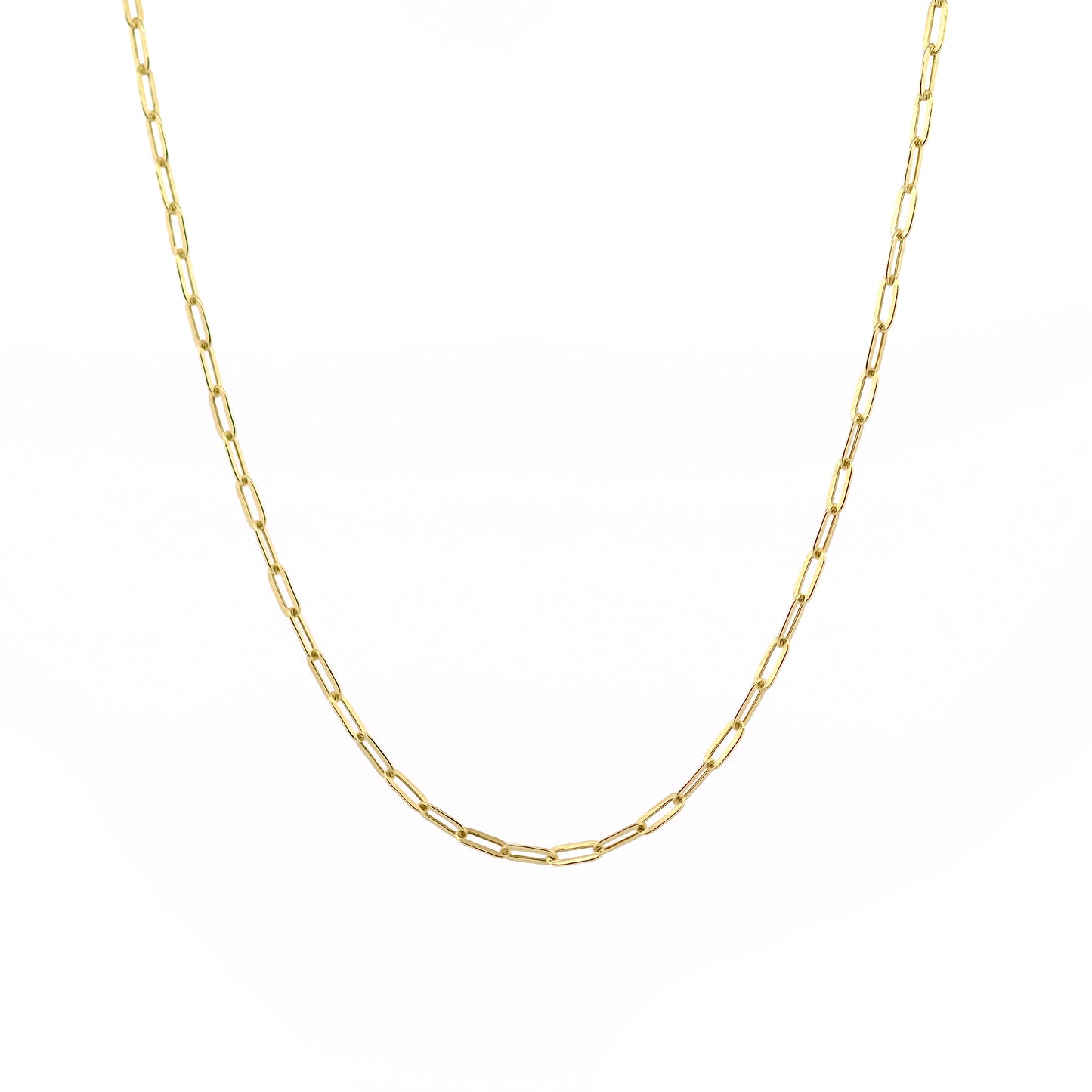 Paperclip-Halskette aus 14k Gelbgold vor weißem Hintergrund.