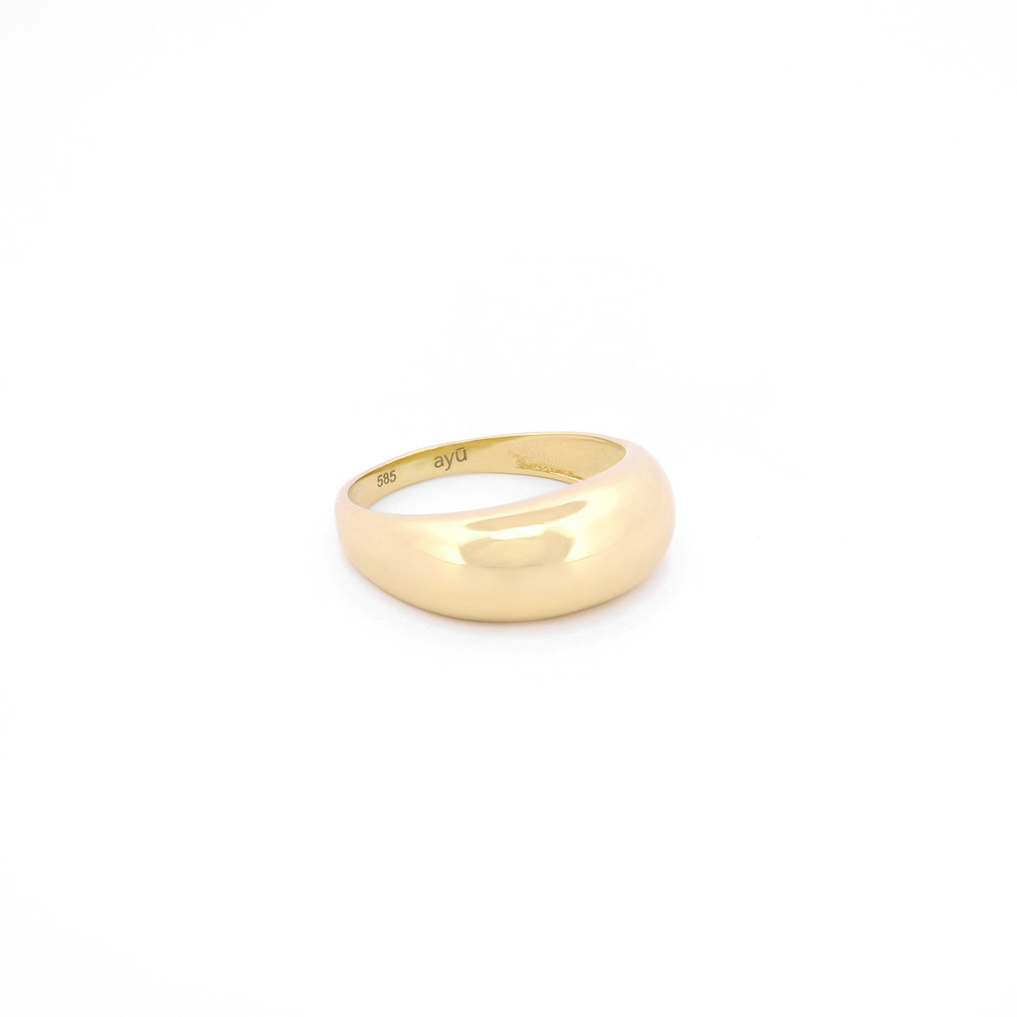 Angewinkelte Ansicht eines Dome-Rings für den kleinen Finger aus 14k Gelbgold auf weißem Hintergrund.