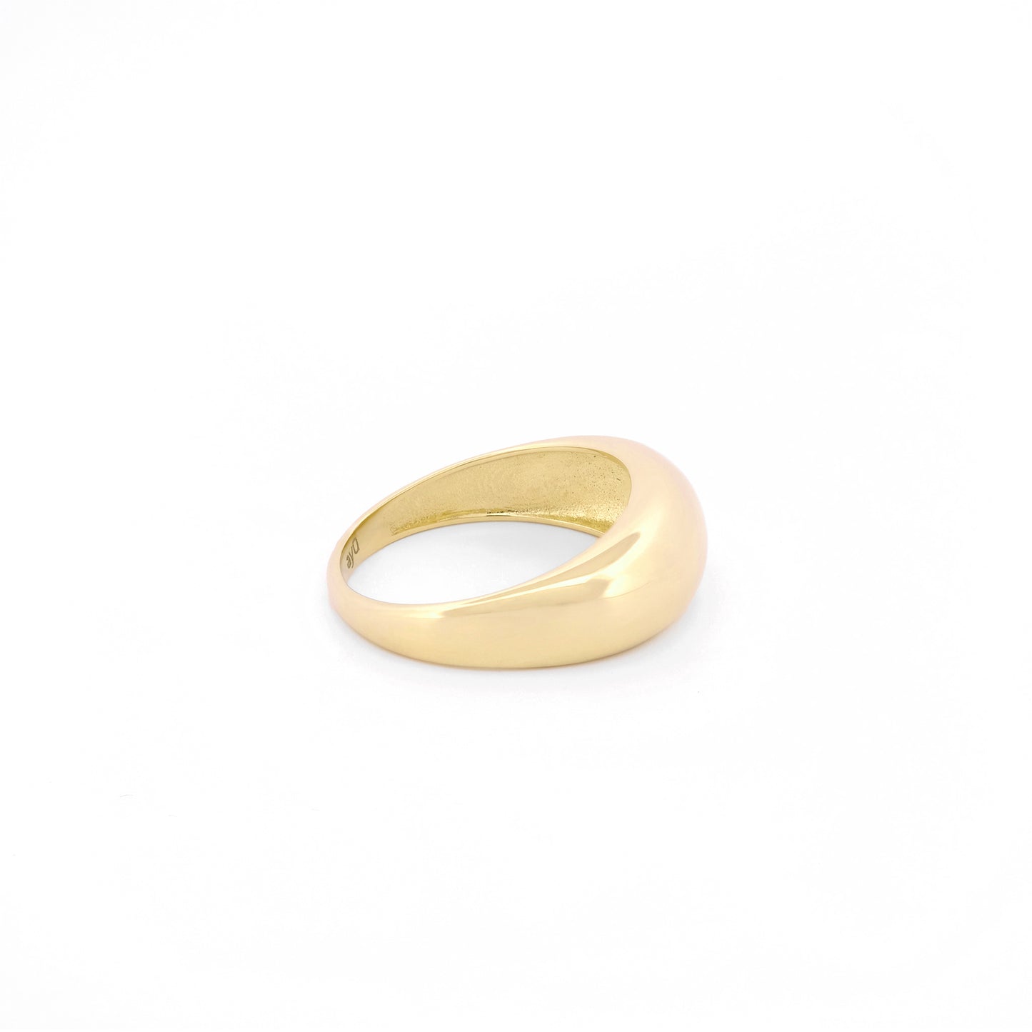 Seitenansicht eines Dome-Rings für den kleinen Finger aus 14k Gelbgold auf weißem Hintergrund.