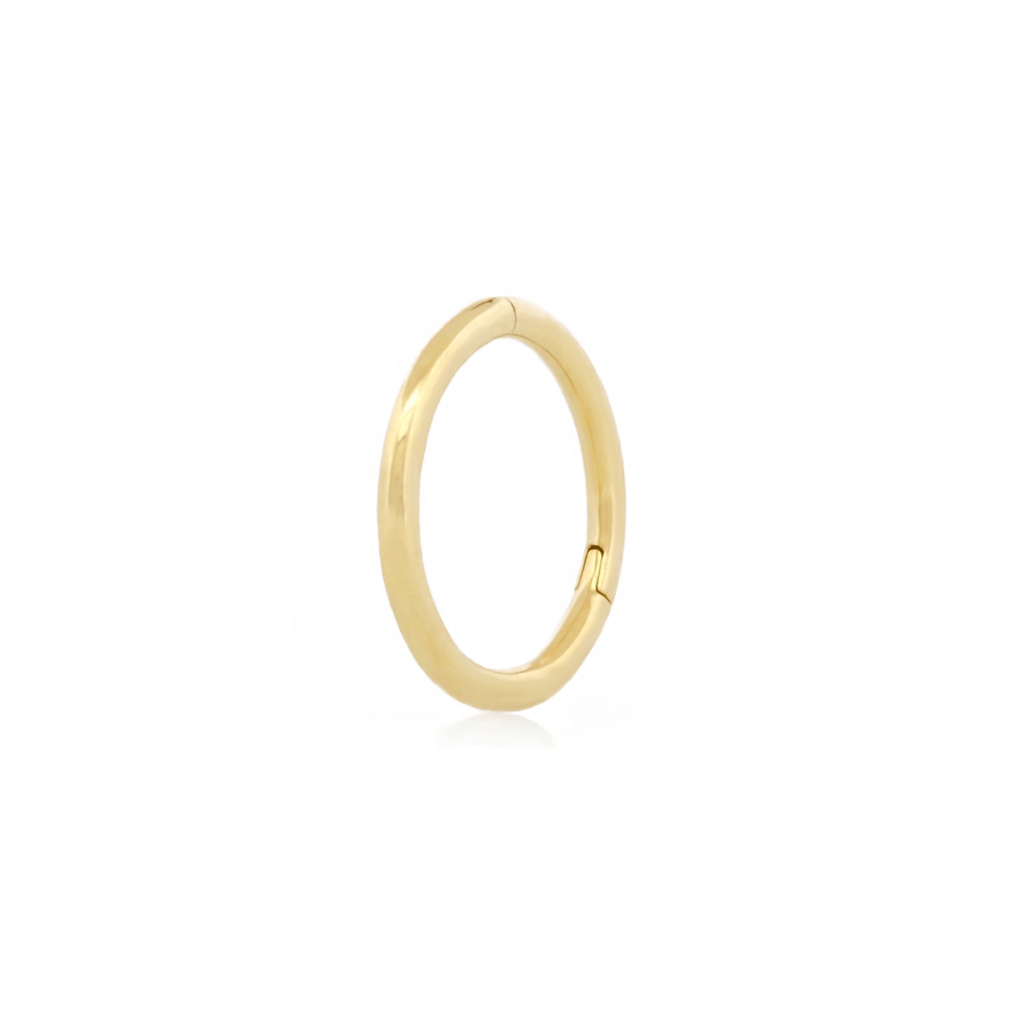 Angewinkelte Vorderansicht des Seamless Huggie Hoops aus 14k Gelbgold vor weißem Hintergrund.