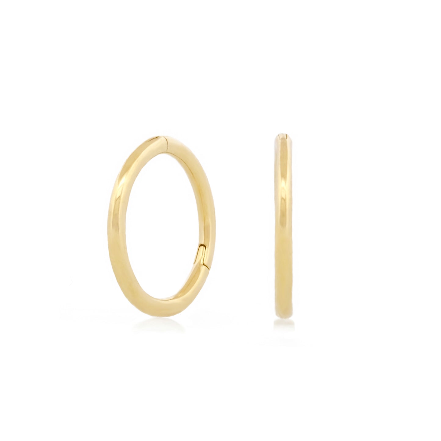 Vorderansicht eines Paars des Seamless Huggie Hoops aus 14k Gelbgold vor weißem Hintergrund.