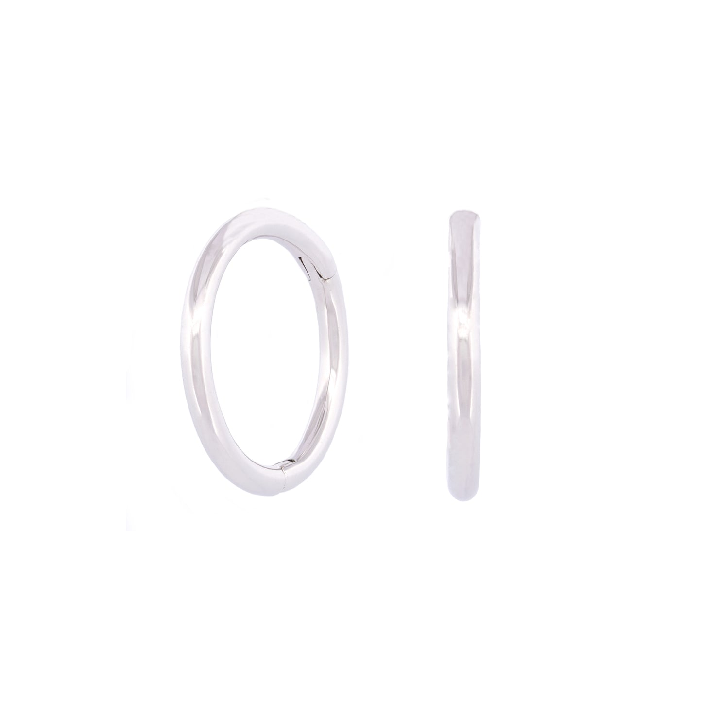 Vorderansicht eines Paars des Seamless Huggie Hoops aus 14k Weißgold vor weißem Hintergrund.