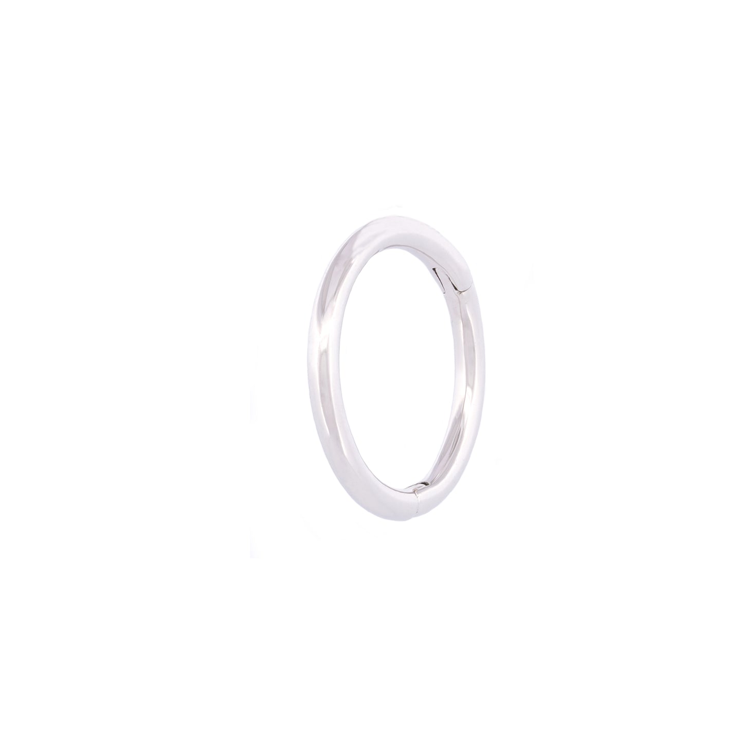 Angewinkelte Vorderansicht des Seamless Huggie Hoops aus 14k Weißgold vor weißem Hintergrund.