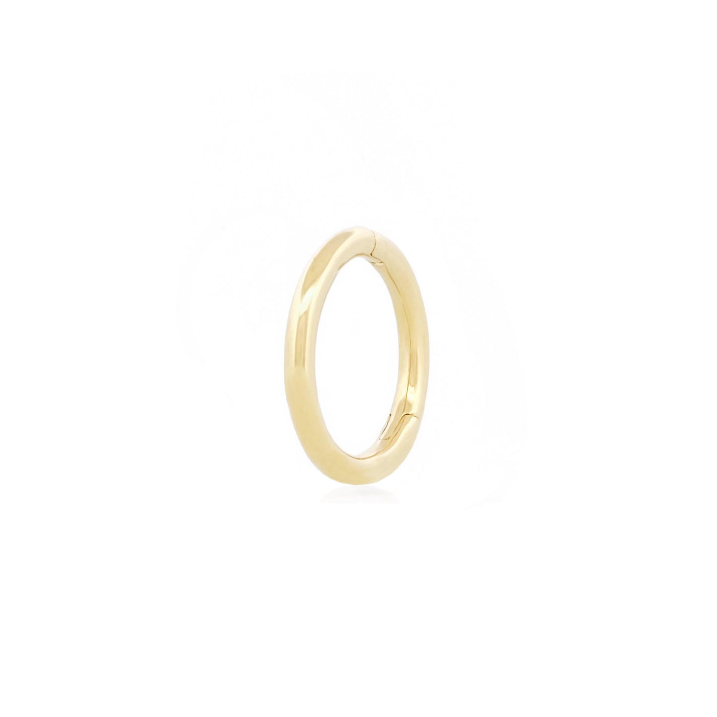 Angewinkelte Vorderansicht des Small Seamless Huggie Hoops aus 14k Gelbgold vor weißem Hintergrund.