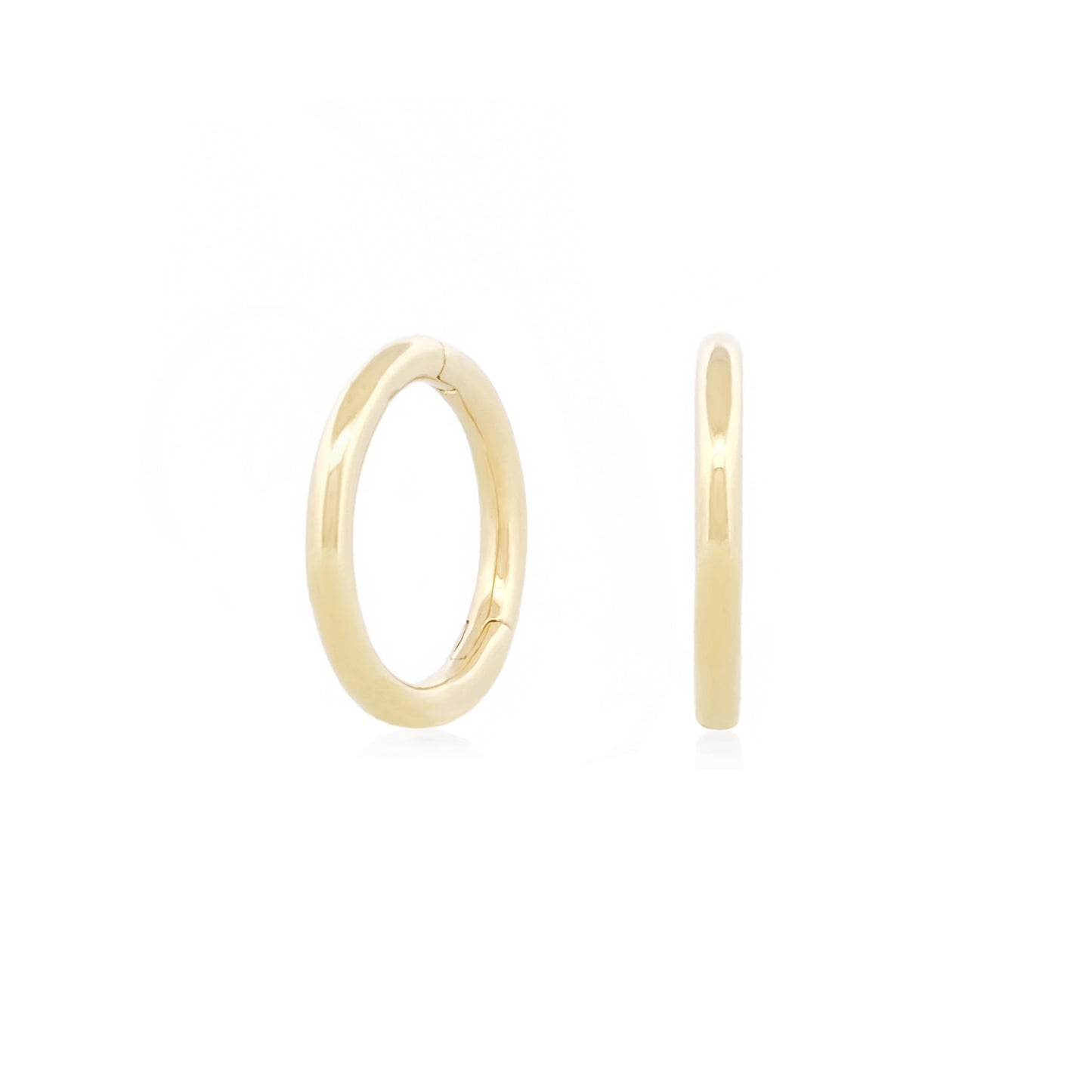 Vorderansicht eines Paars des Small Seamless Huggie Hoops aus 14k Gelbgold vor weißem Hintergrund.