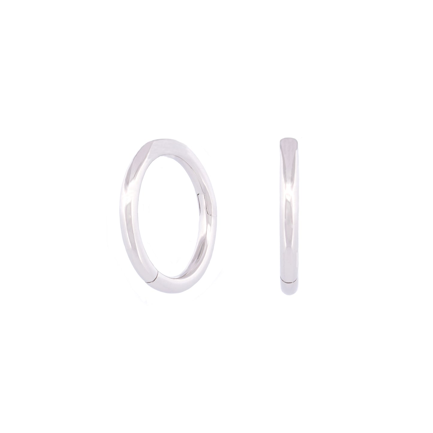 Vorderansicht eines Paars des Small Seamless Huggie Hoops aus 14k Weißgold vor weißem Hintergrund.