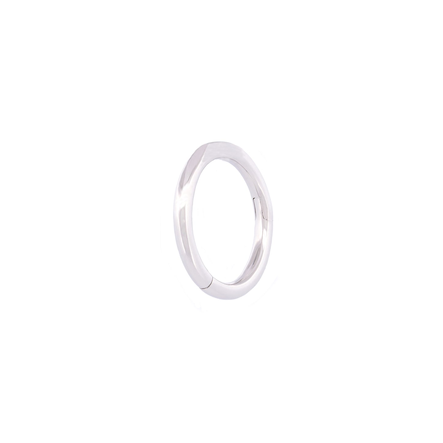 Angewinkelte Vorderansicht des Small Seamless Huggie Hoops aus 14k Weißgold vor weißem Hintergrund.