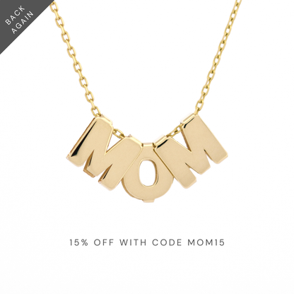 Freisteller Letter Charm Necklace mit den Buchstabenanhängern „MOM“ aus 14k Echtgold.