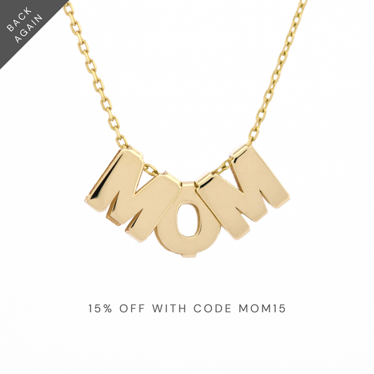 Freisteller Letter Charm Necklace mit den Buchstabenanhängern „MOM“ aus 14k Echtgold.