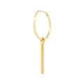 Angewinkelte Vorderansicht des Bar Charm Earrings aus 14k Gelbgold vor weißem Hintergrund.