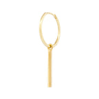 Angewinkelte Vorderansicht des Bar Charm Earrings aus 14k Gelbgold vor weißem Hintergrund.