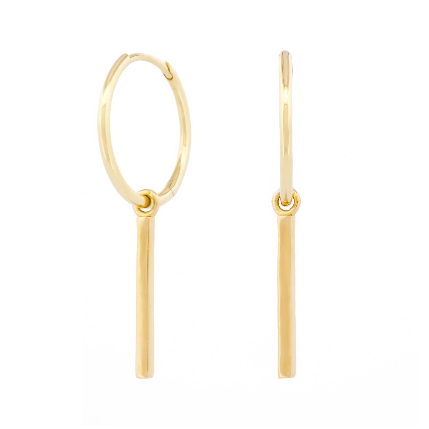 Vorderansicht eines Paars des Bar Charm Earrings aus 14k Gelbgold vor weißem Hintergrund.