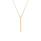 Stab-Anhänger an filigraner Essential Chain Halskette aus 14k Gelbgold vor weißem Hintergrund.