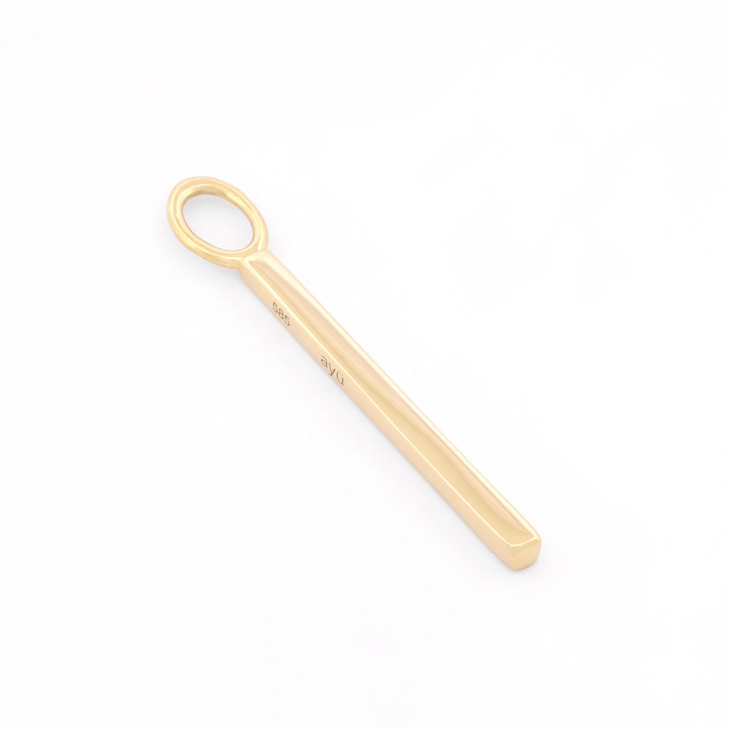 Seitenansicht stabförmiger Anhänger für Halsketten aus 14k Gelbgold vor weißem Hintergrund.