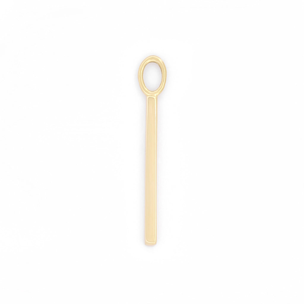 Stabförmiger Anhänger für Halsketten aus 14k Gelbgold vor weißem Hintergrund.
