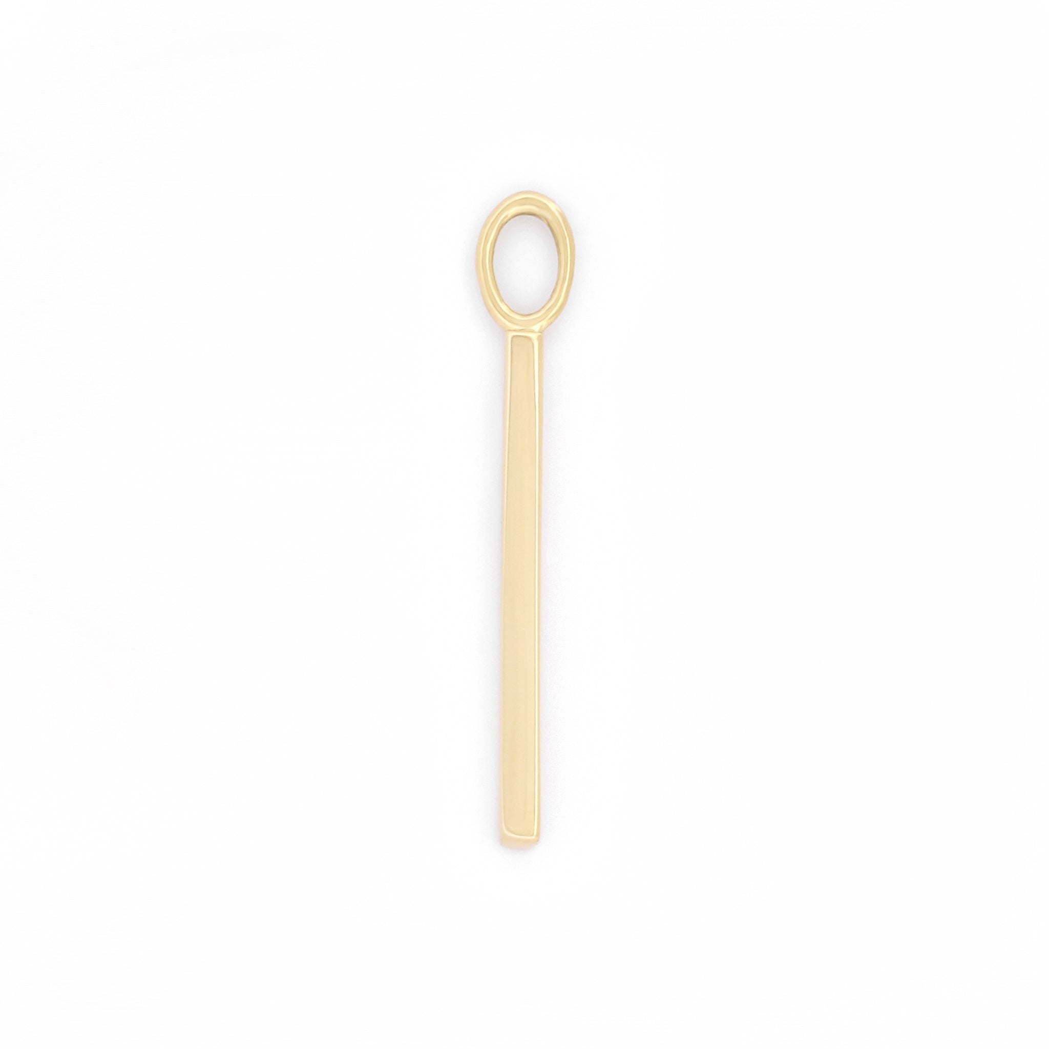 Stabförmiger Anhänger für Halsketten aus 14k Gelbgold vor weißem Hintergrund.
