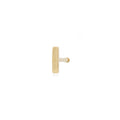 Angewinkelte Vorderansicht des Bar Studs aus 14k Gelbgold vor weißem Hintergrund.
