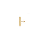 Angewinkelte Vorderansicht des Bar Studs aus 14k Gelbgold vor weißem Hintergrund.