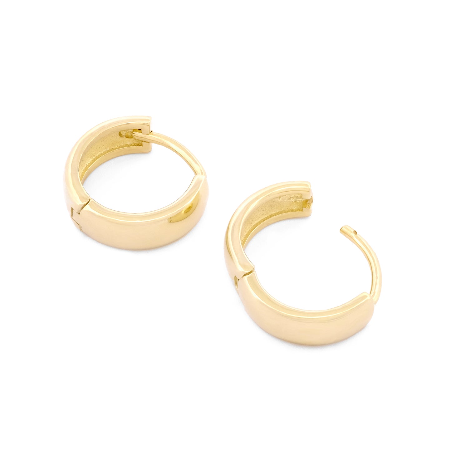 Detailansicht Verschluss des Bold Huggie Earrings aus 14k Gelbgold, liegend auf weißem Hintergrund.