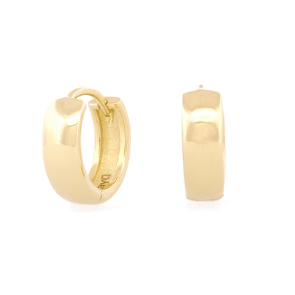 Vorderansicht eines Paars des Bold Huggie Earrings aus 14k Gelbgold vor weißem Hintergrund.