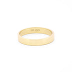 Vorderansicht eines breiten Band-Rings aus 14k Gelbgold auf weißem Hintergrund.