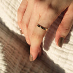 Bandring aus 14k Echtgold mit der Gravur "Anton und Maia" auf der Außenseite.