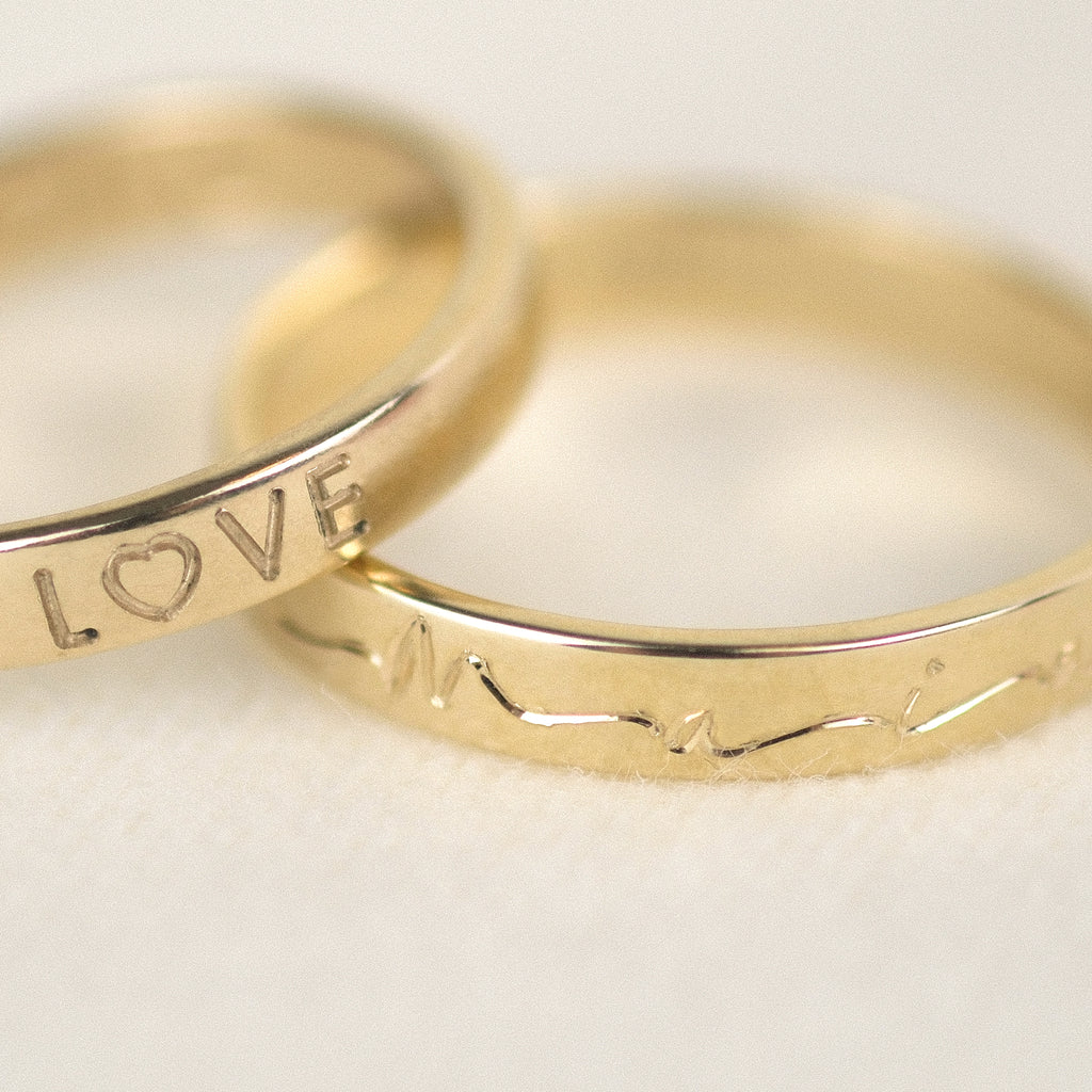 Nahaufnahme - Bandring aus 14k Echtgold mit Hand-Gravur.